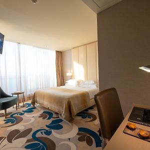 Kamer met een King Size Bed op de Dak